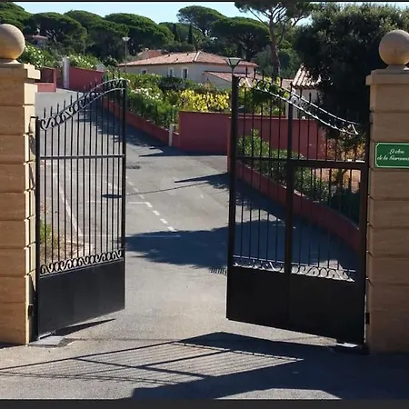 Avec Piscine Privée Proche La Garonnette-Plage