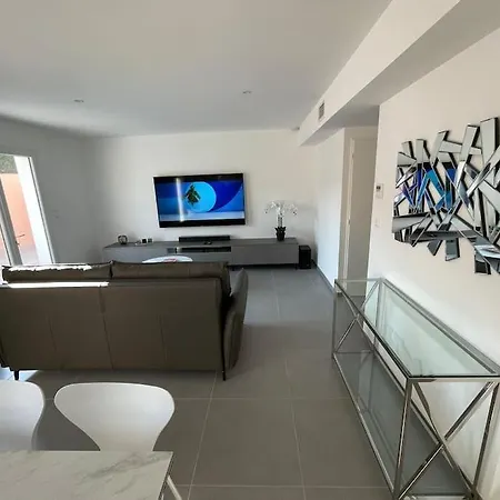 Avec Piscine Privée Proche La Garonnette-Plage